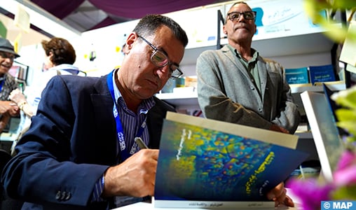SIEL 2024: Le journaliste Ahmed Tahiri signe son oeuvre “l’Oeil regarde, le mot veut”