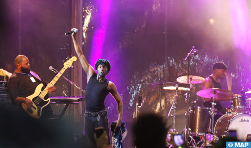 Mawazine 2024 : le rappeur Omah Lay en show captivant sur la scène Bouregreg