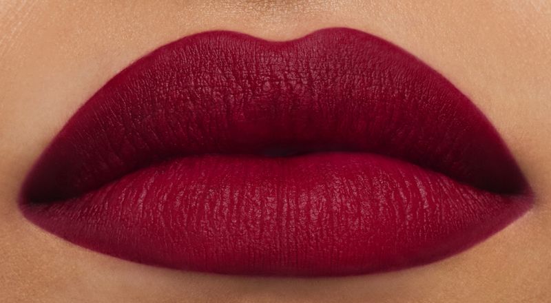 العلامة التجارية الفاخرة للمكياج والعناية والعطور إستي لاودر تطلق من جديد مجموعة أحمر الشفاه: Pure Color Lipstick