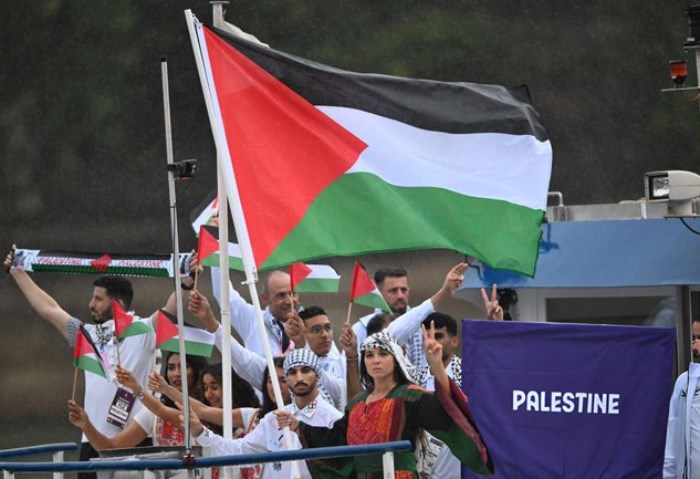 بالوشاح وعلامة النصر، بعثة فلسطين تزين حفل افتتاح أولمبياد باريس (فيديو)