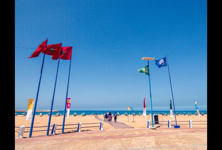 Ciments du Maroc : Hissage du pavillon bleu à la plage de Safi Municipale pour la 15è édition et lancement de l’édition 2024 du village éco-durable Sayfok