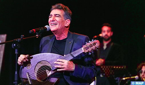 Marrakech : Nouamane Lahlou gratifie le public de la 53è édition du FNAP, d’un florilège de ses plus belles chansons