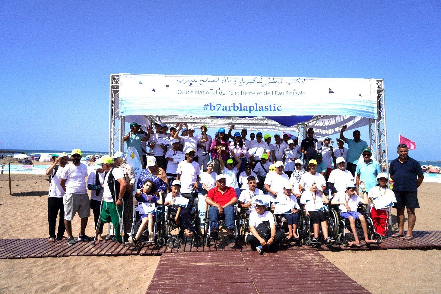 Forte mobilisation de l’ONEE à la plage de Bouznika dans le cadre de la campagne “Plages Propres 2024”