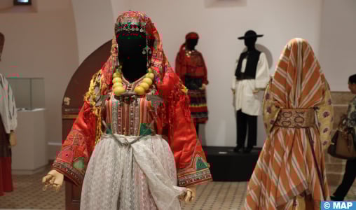 L’exposition “The Fabric of Identities”, une invitation à découvrir les liens entre les traditions vestimentaires marocaines et roumaines