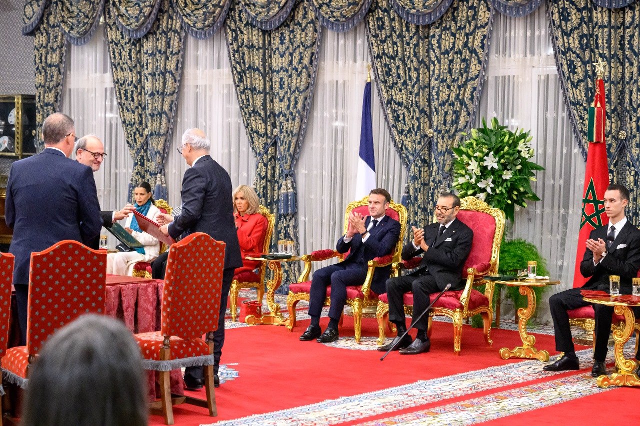 SM le Roi Mohammed VI et le Président Emmanuel Macron président la cérémonie de signature de plusieurs accords entre le Royaume du Maroc et la République française