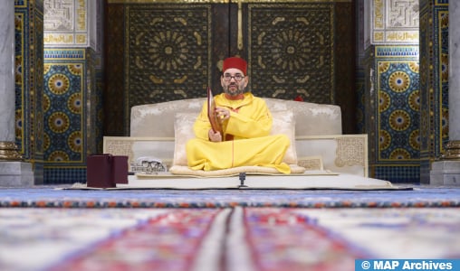SM le Roi, Amir Al-Mouminine, préside une veillée religieuse en commémoration du 26ème anniversaire de la disparition de Feu SM le Roi Hassan II