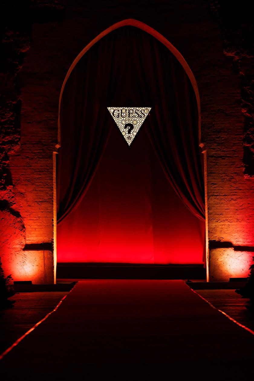 Guess célèbre ses racines au Maroc avec un défilé grandiose à Marrakech 2 Crédit photos : GUESS / Palais El Badi – Marrakech
