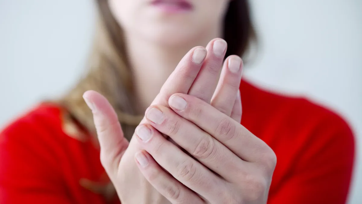 Maladie de Raynaud : remède de grand-mère naturel pour réchauffer les mains et améliorer la circulation sanguine 3 Maladie de Raynaud : remède de grand-mère naturel pour réchauffer les mains et améliorer la circulation sanguine