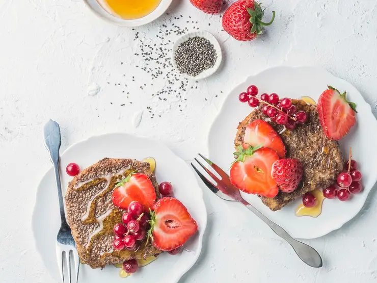 5 Petit-Déjeuners Savoureux à Base de Graines de Chia 6 Pain Perdu aux Chia et Fruits Frais